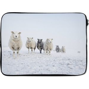 Laptophoes 13 inch - Schaap - Wol - Sneeuw - Laptop sleeve - Binnenmaat 32x22,5 cm - Zwarte achterkant