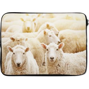 Laptophoes 14 inch - Schapen - Wol - Wit - Laptop sleeve - Binnenmaat 34x23,5 cm - Zwarte achterkant