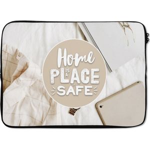 Laptophoes 13 inch - Spreuken - 'Home is a place of safe' - Quotes - Laptop sleeve - Binnenmaat 32x22,5 cm - Zwarte achterkant