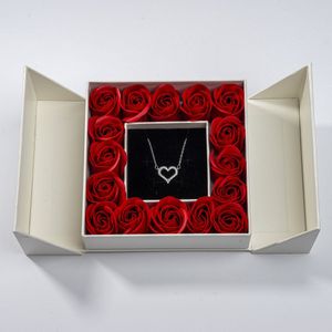 Juwelium Love Hart Ketting Zilver S925 Verstelbaar 40 tot 45 cm Inclusief Witte Luxe Vlinderdoos met 16 Kunstrozen