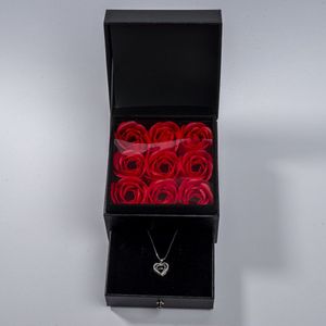 Juwelium Silverplated Hart Ketting Verstelbaar 42 tot 47 cm Inclusief Zwarte Luxe Square Sieradendoos met 9 Kunstrozen