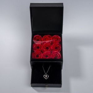 Juwelium Roze Hart Ketting Verstelbaar 45 tot 50 cm Inclusief Zwarte Luxe Square Sieradendoos met 9 Kunstrozen