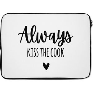 Laptophoes 14 inch - Quotes - Koken - Hartje - Kok _ Always kiss the cook - Tekst - Laptop sleeve - Binnenmaat 34x23,5 cm - Zwarte achterkant