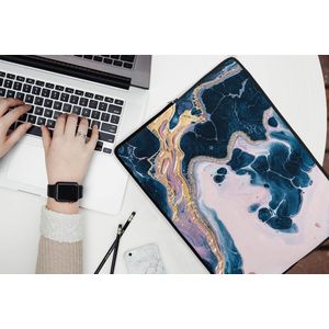 Laptophoes 15.6 inch - Marmer print - Blauw - Water - Laptop sleeve - Binnenmaat 39,5x29,5 cm - Zwarte achterkant