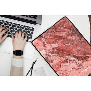 Laptophoes 17 inch - Kristal - Roze - Rood - Graniet print - Laptop sleeve - Binnenmaat 42,5x30 cm - Zwarte achterkant
