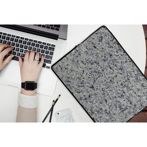 Laptophoes 15.6 inch - Graniet print - Steen - Zwart - Grijs - Laptop sleeve - Binnenmaat 39,5x29,5 cm - Zwarte achterkant