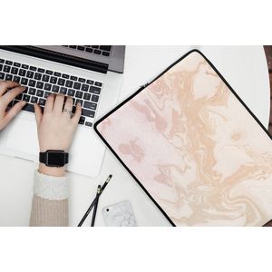 Laptophoes 17 inch - Marmer print - Roze - Patroon - Laptop sleeve - Binnenmaat 42,5x30 cm - Zwarte achterkant
