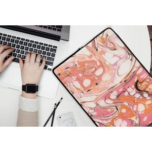 Laptophoes 17 inch - Marmer print - Oranje - Roze - Laptop sleeve - Binnenmaat 42,5x30 cm - Zwarte achterkant