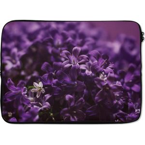 Laptophoes 14 inch - Klein paars bloempje - Laptop sleeve - Binnenmaat 34x23,5 cm - Zwarte achterkant