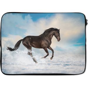 Laptophoes 13 inch - Zwart paard in de sneeuw - Laptop sleeve - Binnenmaat 32x22,5 cm - Zwarte achterkant
