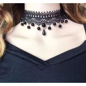 Kanten choker met zwarte kralen