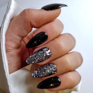 SD Press on Nails - No. 66 Black Out - Plaknagels met nagellijm - Medium Stiletto Nageltips - Zwart Zilver Glitter - Set 20 Handgemaakte Nagels - Gellak - Nail Art - Accessoires - Kunstnagels - Nepnagels - Cosplay