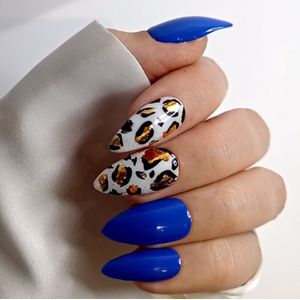 SD Press on Nails - B-160 - Plaknagels met nagellijm - Medium Stiletto - Blauw Wit Leopard - Set 20 Kunstnagels handgemaakt van gel polish - Nagellak - Cosplay - Accessoires - Medium Stiletto