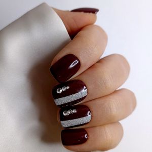 SD Press on Nails - No. 151 Treasure - Plaknagels met nagellijm - Korte Rechte Nageltips - Rood - Set 20 Handgemaakte Nagels - Gellak - Nepnagels - Kunstnagels - Gellak- Nagellak - Nagelset - Accessoires Kerst en Feestdagen