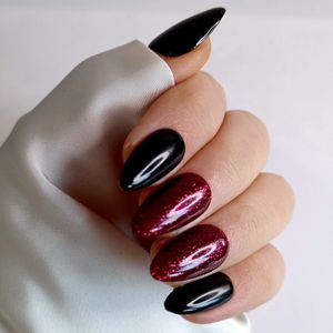 SD Press on Nails - B-185 - Plaknagels met nagellijm - Kort Stiletto - Kunstnagels - Zwart Rode Glans - Set 20 Kunstnagels handgemaakt van gellak - Nageltips - Stiletto Nagels - Accessoires - Gelnagels - Nepnagels - Nail Art - Handmade