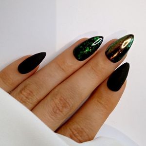 SD Press on Nails - B-155 - Plaknagels met nagellijm - Medium Stiletto - Matte Zwart Groen - Set 20 Kunstnagels handgemaakt van gellak - Goth - Cosplay - Nepnagels - Hangemaakt - Gellak - Nagellak Accessoires