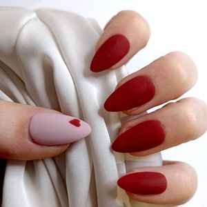 SD Press on Nails - No. 10 Heartbeat - Plaknagels - Set 20 handgemaakte Plaknagels - Hartjes - Matte Rood - Nepnagels - Kort Stiletto - Nagelstudio - Gellak - Plaknagels met lijm - Nail art - Accessoires Feestdagen - Cadeau voor haar