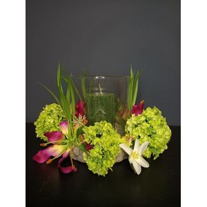 Zijde bloemen met windlicht | Cadeau voor vrouw | Pasen | Moederdag | Glazen windlicht met groene kaars 8 cm | Afmeting windlicht geheel 24x20x15