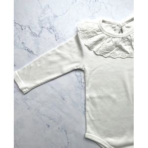 Omer en Odille - romper/body - lange mouw - wafelmotief - kanten kraag - wit - 6-12 maanden