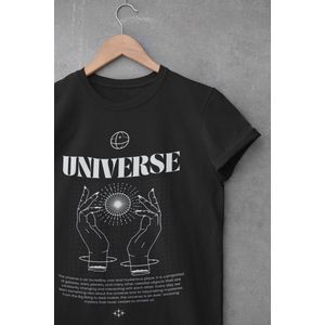 Shirt - Universe - Wurban Wear | Grappig shirt | Leuk cadeau | Unisex tshirt | Mindfulness | Horoscoop | Spiritualiteit | Universum | Manifesteren | Zwart