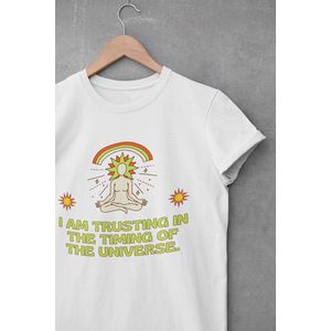 Shirt - Trusting the timing of the universe - Wurban Wear | Grappig shirt | Leuk cadeau | Unisex tshirt | Mindfulness | Horoscoop | Spiritualiteit | Universum | Manifesteren | Wit