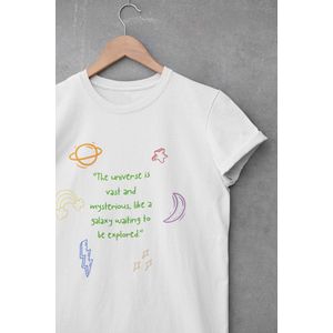 Shirt - The universe is vast and mysterious - Wurban Wear | Grappig shirt | Leuk cadeau | Unisex tshirt | Mindfulness | Horoscoop | Spiritualiteit | Universum | Manifesteren | Wit