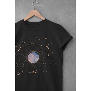 Shirt - Space and universe - Wurban Wear | Grappig shirt | Leuk cadeau | Unisex tshirt | Mindfulness | Horoscoop | Spiritualiteit | Universum | Manifesteren | Zwart