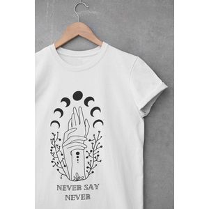 Shirt - Never say never - Wurban Wear | Grappig shirt | Leuk cadeau | Unisex tshirt | Mindfulness | Horoscoop | Spiritualiteit | Universum | Manifesteren | Wit & Zwart