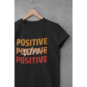 Shirt - Positive vibes only - Wurban Wear | Grappig shirt | Leuk cadeau | Unisex tshirt | Mindfulness | Positiviteit | Spiritualiteit | Manifesteren | Universum | Wit