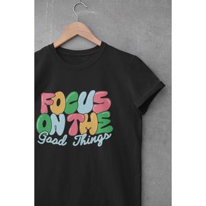 Shirt - Focus on the good things - Wurban Wear | Grappig shirt | Leuk cadeau | Unisex tshirt | Mindfulness | Positiviteit | Spiritualiteit | Manifesteren | Universum | Wit en Zwart