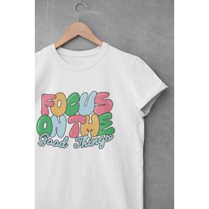 Shirt - Focus on the good things - Wurban Wear | Grappig shirt | Leuk cadeau | Unisex tshirt | Mindfulness | Positiviteit | Spiritualiteit | Manifesteren | Universum | Wit en Zwart