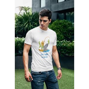 Shirt - Life is better at the lake - Wurban Wear | Grappig shirt | Vissen | Unisex tshirt | Vishengel | Opbergbox | Zonnebril | Aas| Roofvis | Wit