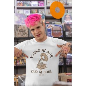 Shirt - Young at age old at soul - Wurban Wear | Grappig shirt | Muziek | Unisex tshirt | Oortjes | Box | Gitaar | Piano | Dans | Koptelefoon | Wit