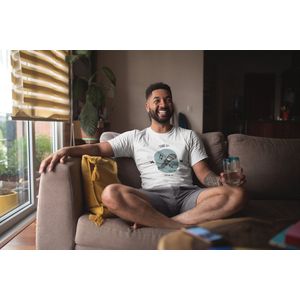 Shirt - Tune up rock out - Wurban Wear | Grappig shirt | Muziek | Unisex tshirt | Oortjes | Box | Gitaar | Piano | Dans | Koptelefoon | Wit