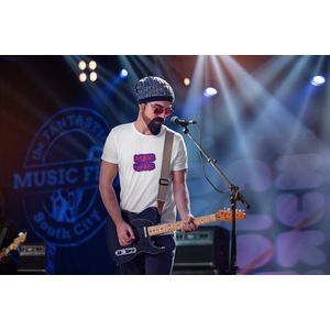Shirt - Music maniac - Wurban Wear | Grappig shirt | Muziek | Unisex tshirt | Oortjes | Box | Gitaar | Piano | Dans | Koptelefoon | Wit