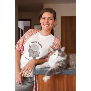 Shirt - Life is better with cats - Wurban Wear | Grappig shirt | Kat | Unisex tshirt | Kattenbak | Liefde | Knuffel | Wit