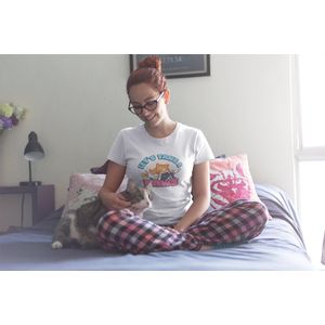 Shirt - Let's take a paws - Wurban Wear | Grappig shirt | Kat | Unisex tshirt | Kattenbak | Liefde | Knuffel | Wit