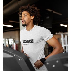 Shirt - Don't quit - Wurban Wear | Grappig shirt | Fitness | Unisex tshirt | Motivatie | Gewichten | Yoga | Sporttas | Yoga mat | Wit