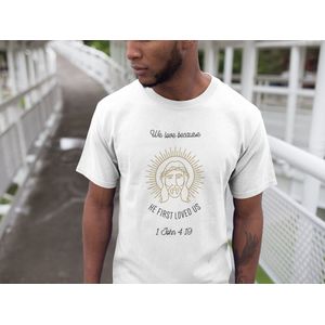 Shirt - We love because he first loved us - Wurban Wear | Grappig shirt | Geloof | Unisex tshirt | Religie | Vloerkleed | Bidden | Bijbel | Christendom | Wit