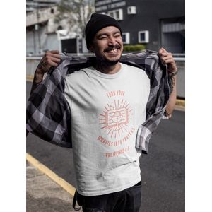 Shirt - Turn your worries into prayers - Wurban Wear | Grappig shirt | Geloof | Unisex tshirt | Religie | Vloerkleed | Bidden | Bijbel | Christendom | Wit