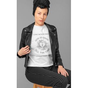 Shirt - Love never fails - Wurban Wear | Grappig shirt | Geloof | Unisex tshirt | Religie | Vloerkleed | Bidden | Bijbel | Christendom | Wit