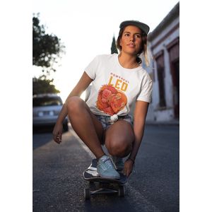 Shirt - Powerful leo - Wurban Wear | Grappig shirt | Sterrenbeeld | Unisex tshirt | Astrologie | Zodiac signs | Horoscoop | yoga | Wit