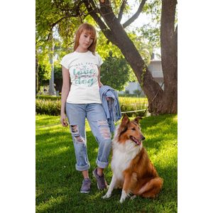 Shirt - All you need is love and a dog - Wurban Wear | Grappig shirt | Hond | Unisex tshirt | Speelgoed | Hondenmand | Knuffel | Wit