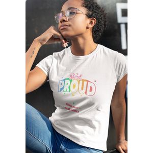 Shirt - Stand proud - Wurban Wear | Grappig shirt | Pride | Unisex tshirt | Pride vlag | Regenboog vlag | LGBTQ | Make up | Gay | Liefde | Wit