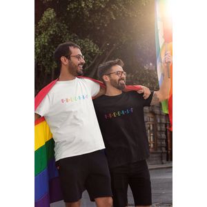 Shirt - Queer AF - Wurban Wear | Grappig shirt | Pride | Unisex tshirt | Pride vlag | Regenboog vlag | LGBTQ | Make up | Gay | Liefde | Wit