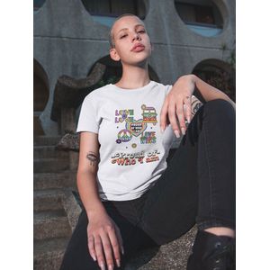 Shirt - Proud of who I am - Wurban Wear | Grappig shirt | Pride | Unisex tshirt | Pride vlag | Regenboog vlag | LGBTQ | Make up | Gay | Liefde | Wit