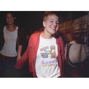 Shirt - Love wins pride - Wurban Wear | Grappig shirt | Pride | Unisex tshirt | Pride vlag | Regenboog vlag | LGBTQ | Make up | Gay | Liefde | Wit