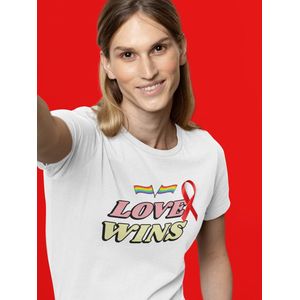Shirt - Love wins - Wurban Wear | Grappig shirt | Pride | Unisex tshirt | Pride vlag | Regenboog vlag | LGBTQ | Make up | Gay | Liefde | Wit