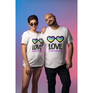 Shirt - Love is in the air - Wurban Wear | Grappig shirt | Pride | Unisex tshirt | Pride vlag | Regenboog vlag | LGBTQ | Make up | Gay | Liefde | Wit