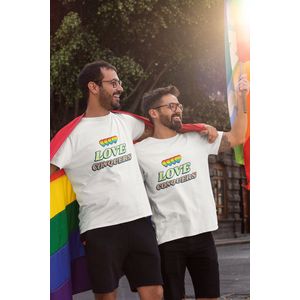 Shirt - Love conquers - Wurban Wear | Grappig shirt | Pride | Unisex tshirt | Pride vlag | Regenboog vlag | LGBTQ | Make up | Gay | Liefde | Wit